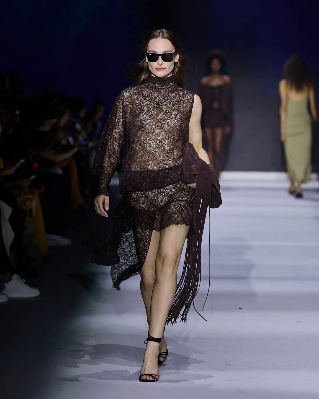 5 tendências de moda 2026 que confirmam o retorno da estética sexy nas passarelas