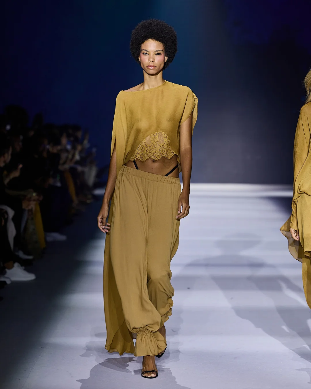 5 tendências de moda 2026 que confirmam o retorno da estética sexy nas passarelas