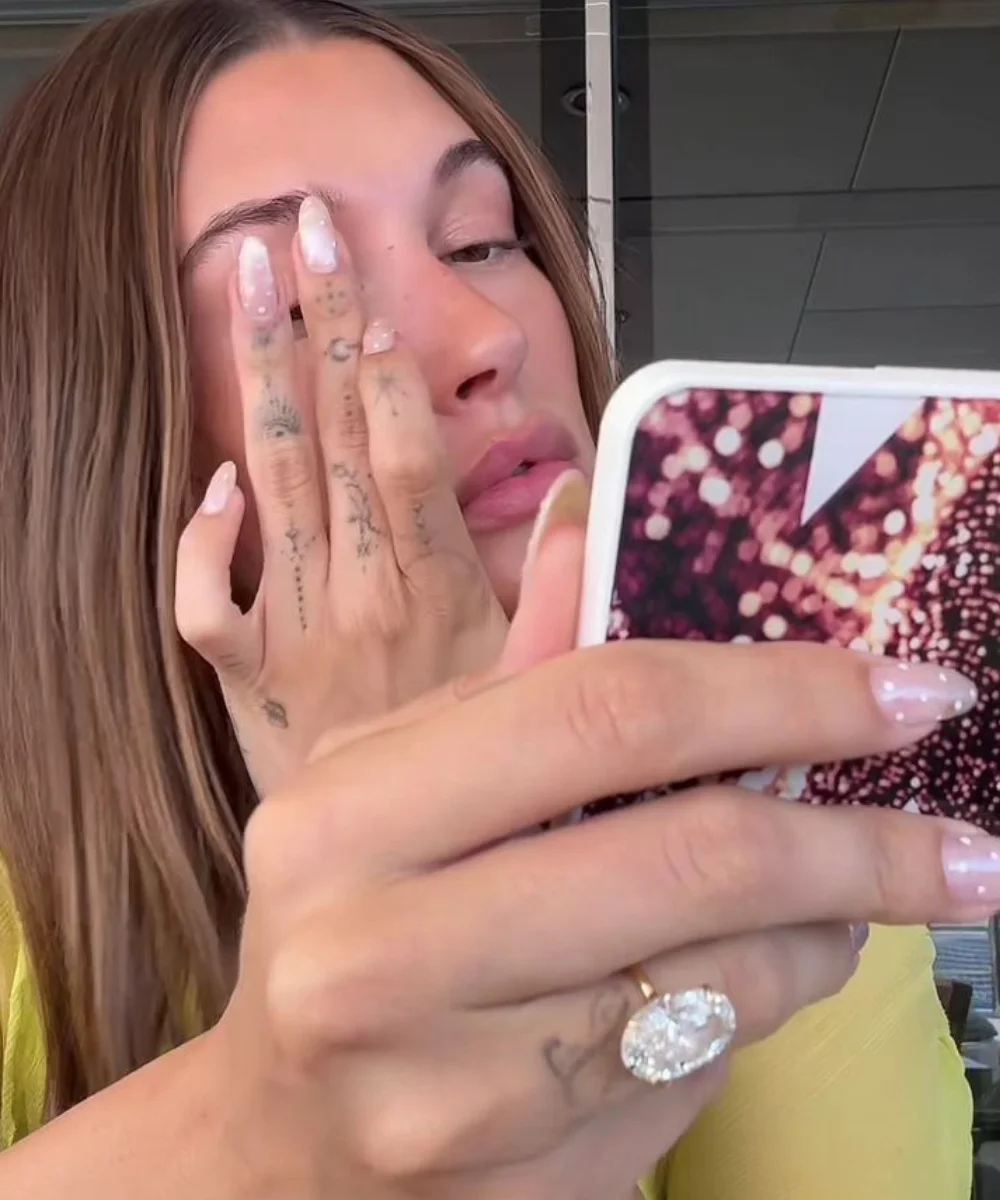 Anel de noivado oval: o queridinho das celebridades que conquista cada vez mais apaixonadas