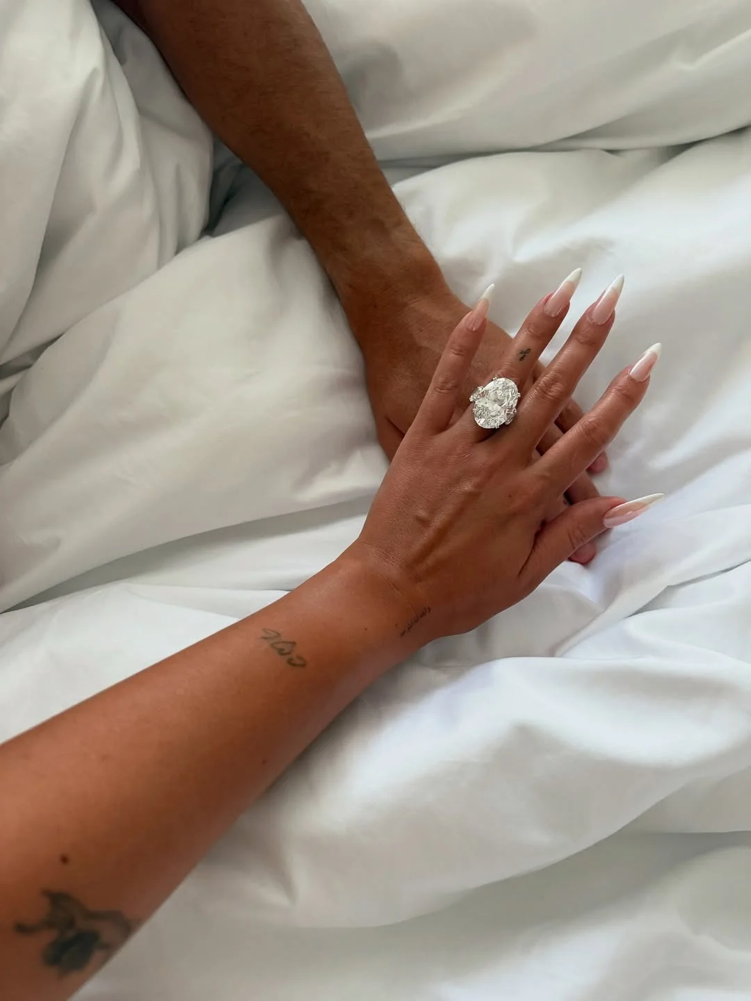 Anel de noivado oval: o queridinho das celebridades que conquista cada vez mais apaixonadas