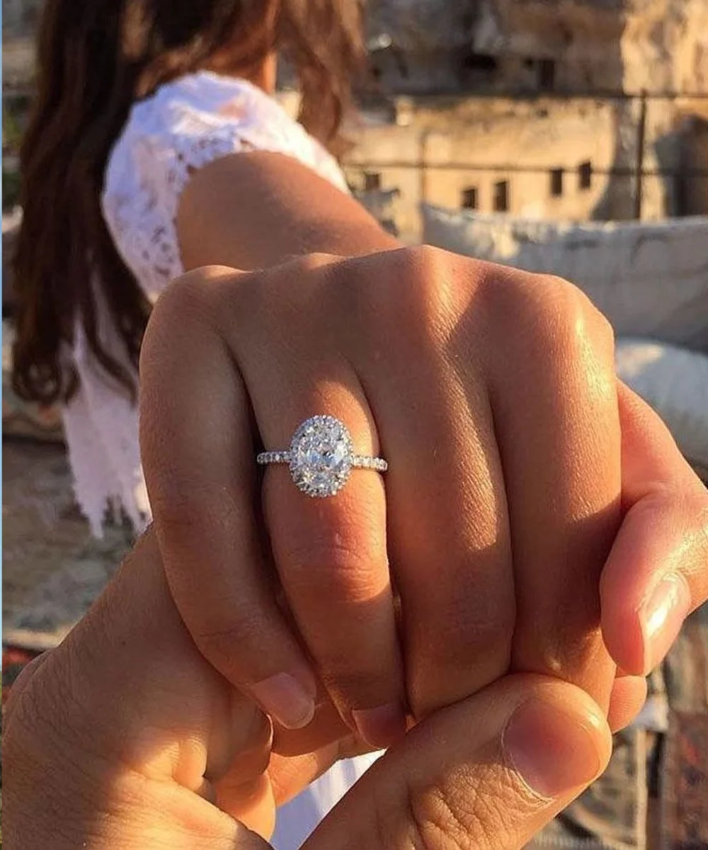 Anel de noivado oval: o queridinho das celebridades que conquista cada vez mais apaixonadas