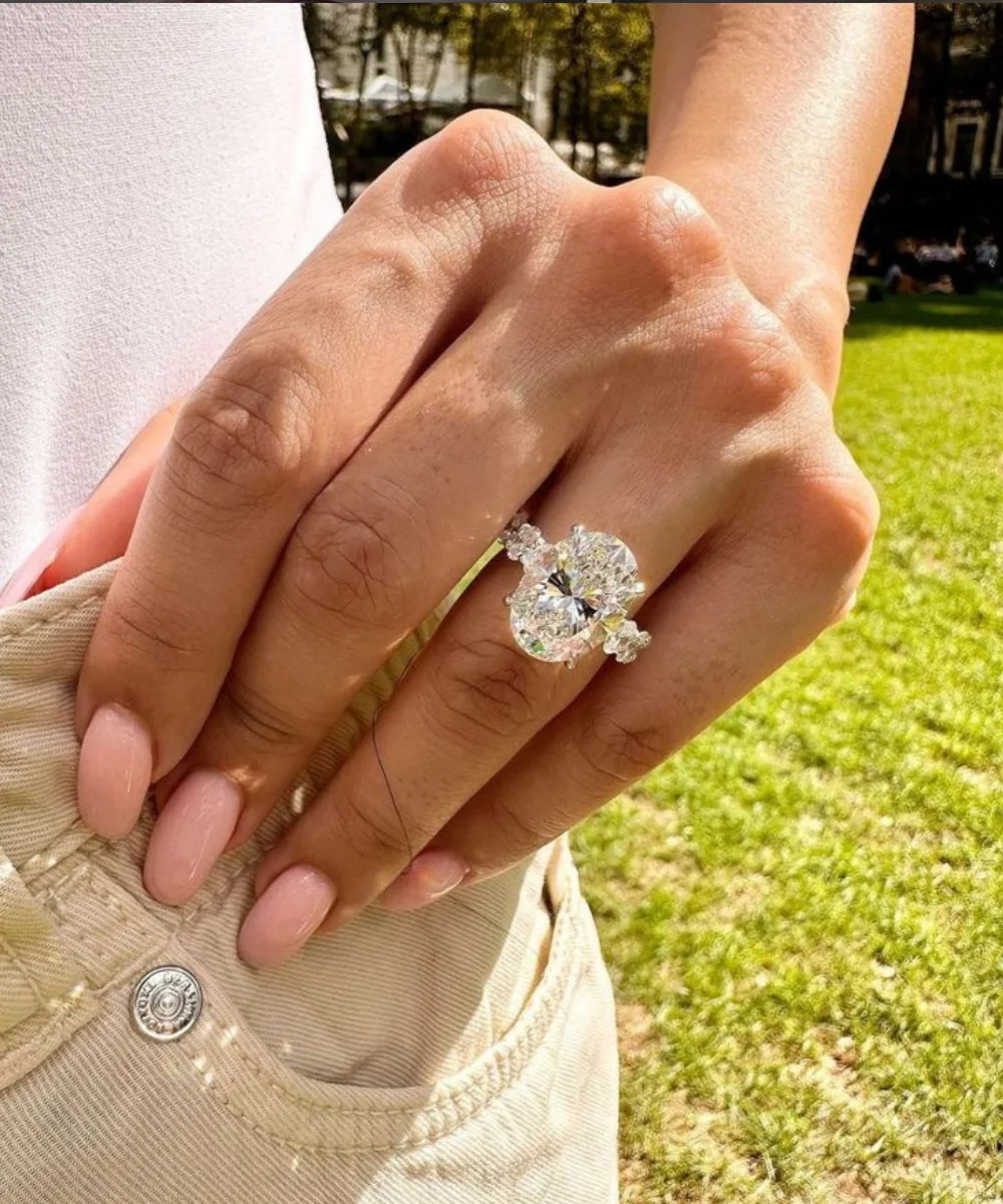 Anel de noivado oval: o queridinho das celebridades que conquista cada vez mais apaixonadas